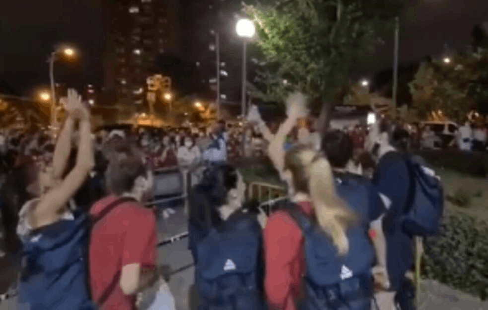 MARININE LAVICE SLAVILE POBEDU NAD ŠPANIJOM UZ MIKIJA MEĆAVU: Valensijom se orilo 'VODIĆU TE MALA DO MESECA'! (VIDEO)